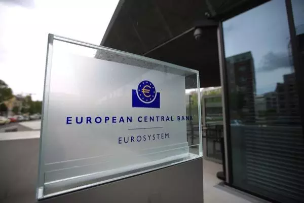 ECB、6月利下げに前進　FRBに先行の見通し　ユーロ安懸念も