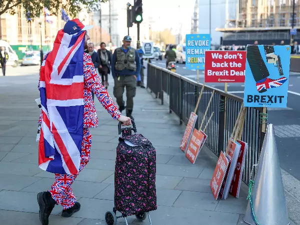 Uomo a passeggio con bandiera Brexit