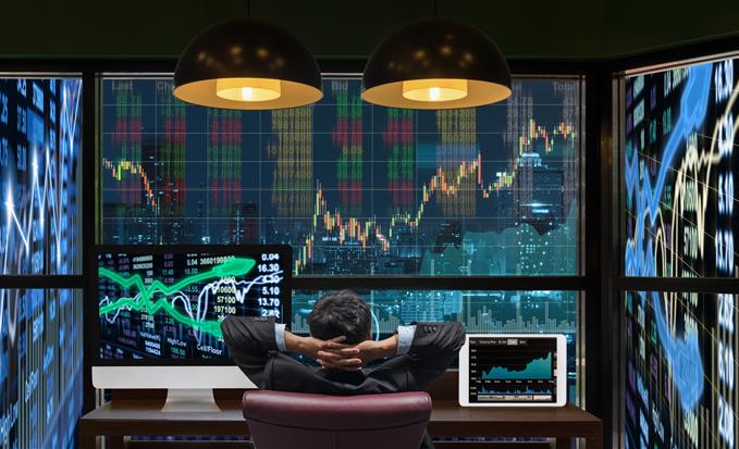 Trader checking live price movements to trade the Nasdaq 100 index.