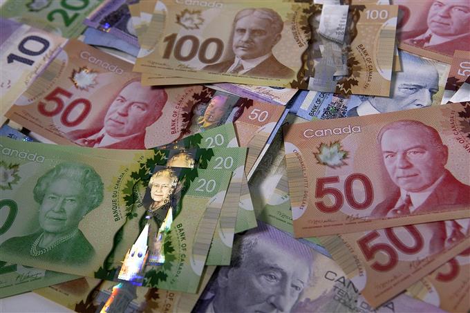 Dollar canadien sous pression, négociations ALENA au point mort, taxes 25% voitures