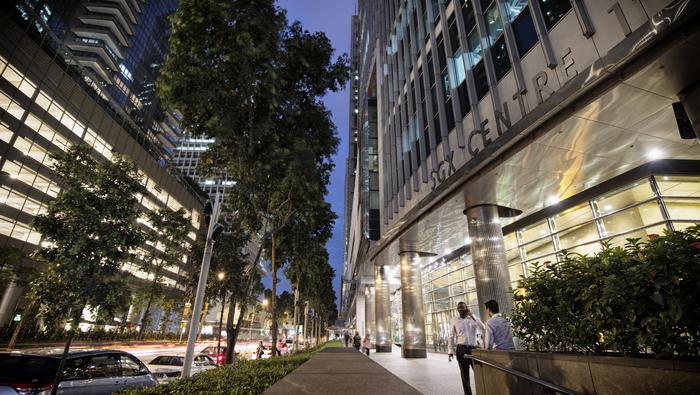 Straits Times Index Rallies on Robust Bank Earnings, Recovery Hopes