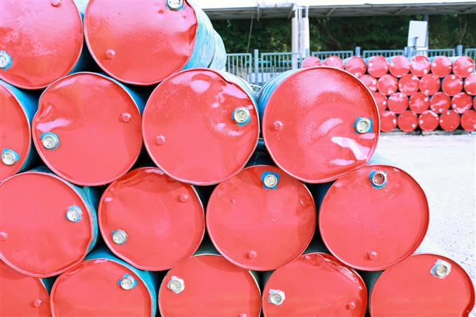 Hausse stock de pétrole, possible augmentation de la production russe et saoudienne font pression sur le cours du pétrole