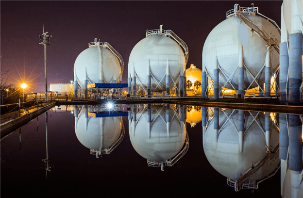 Tanques de depósito en planta industrial para el almacenamiento de gas natural