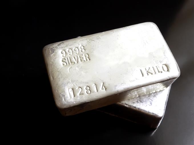 Plata como materia prima y activo de inversión en los mercados financieros