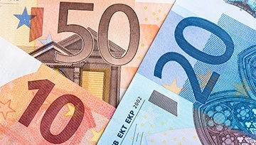 Euro Gains, Italian Bond Yields Fall on News of Budget Compromise