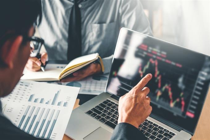 Un trader valora una acción mediante los gráficos de acciones