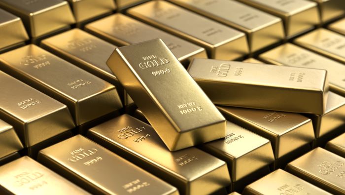 Gold settles above $1,980 ahead of economic data