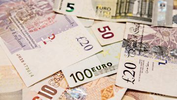 Euro, Pound Suffer as Markets Eye Busy Week for European Politics