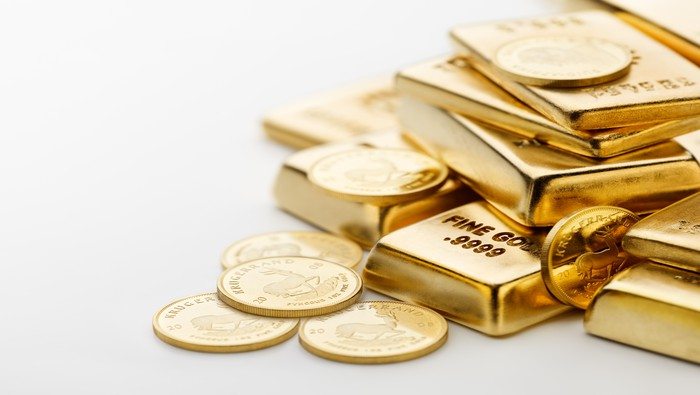 Precio del oro tropieza y se precipita en caída libre. ¿Qué explica la volatilidad?