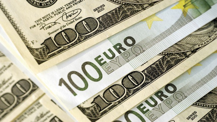 Европрогноз: доллар США контролирует ценовое движение EUR/USD, игнорируя позитивные данные EZ