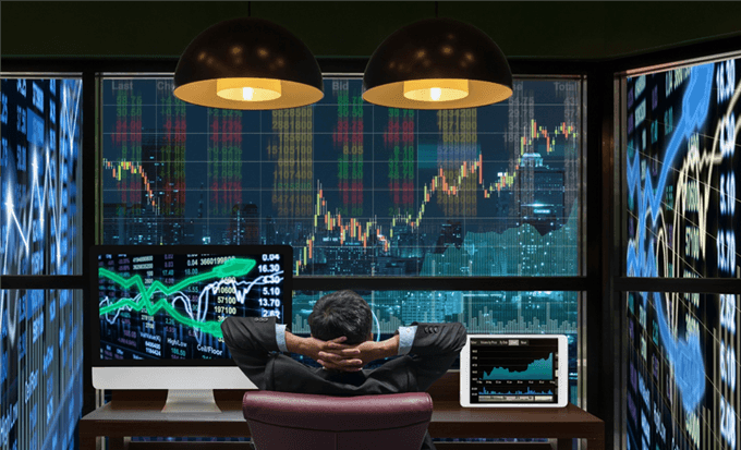Trader observando los movimientos de precios en tiempo real para invertir en el índice Nasdaq 100.