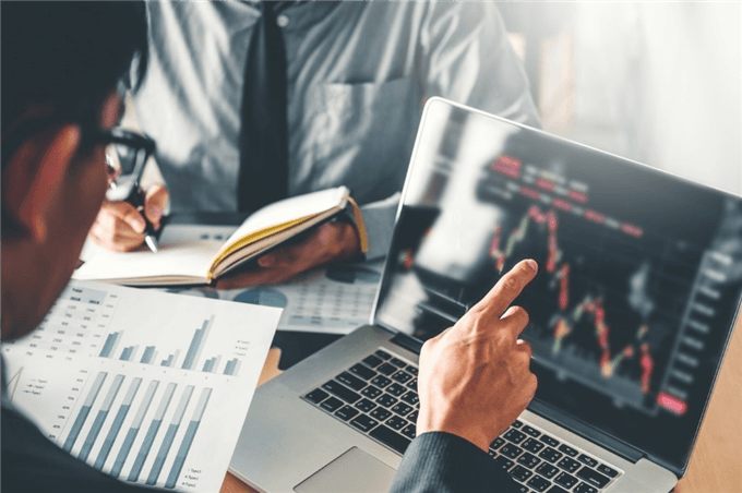 Ein Trader bewertet eine Aktie über Aktiencharts