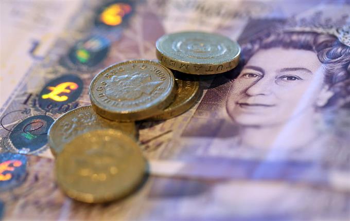 Livre sterling sous pression baisse probabilité hausse des taux