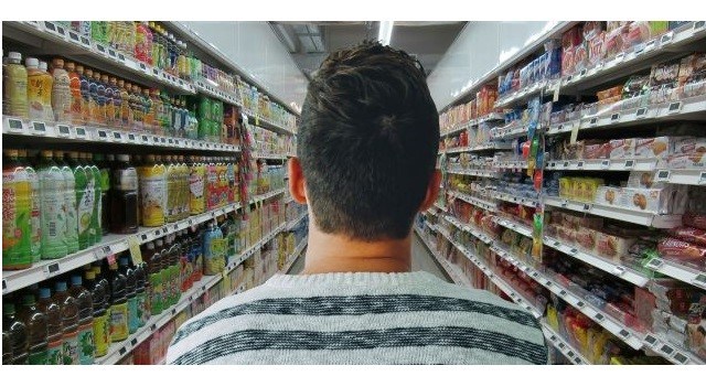 Un hombre en un supermercado