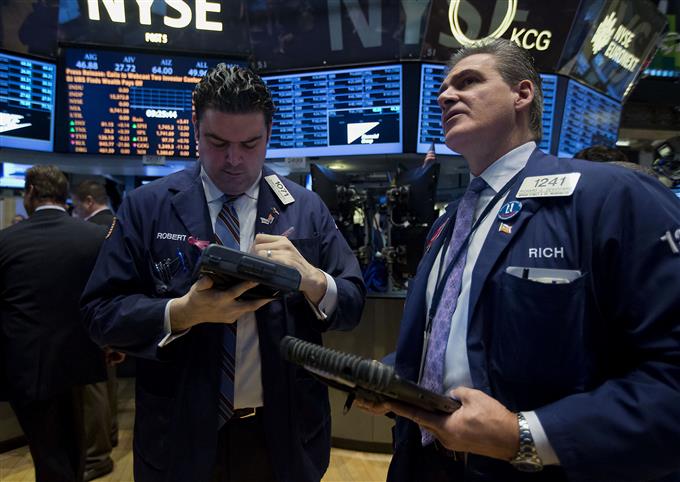 Trader analyse Dow Jones, Nikkei, FTSE, DAX