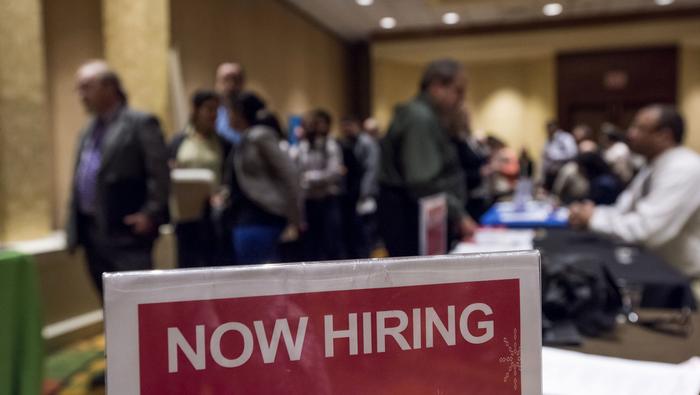 Экономика США добавляет 528 000 рабочих мест, бросая вызов мраку рецессии, S&P 500 в важный момент