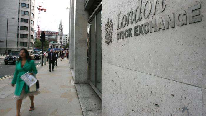 London Stocks, GBP Shrug Off Emergency Rate Cut Ahead of UK Budget
