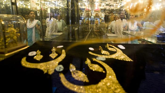 Gold Prices Buoyed by Falling Yields, Crude oil Plunges on Viral Concerns