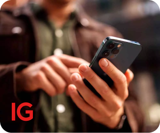 Personne tenant un smartphone noir avec l'application IG ouverte, l'écran visible dans ses mains