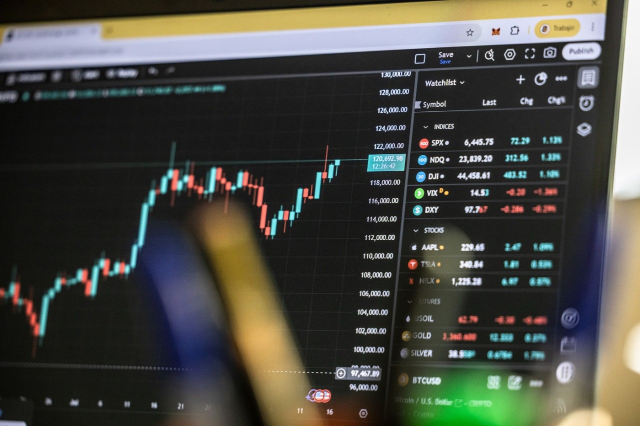 Top 5 blue-chip stocks to watch in 2025