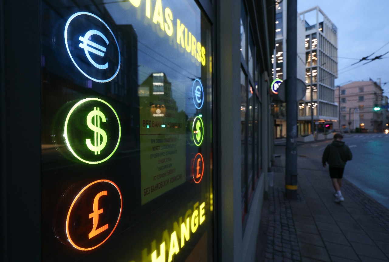 FTSE 100 nears five-week high as EUR/USD bounces back and WTI slips