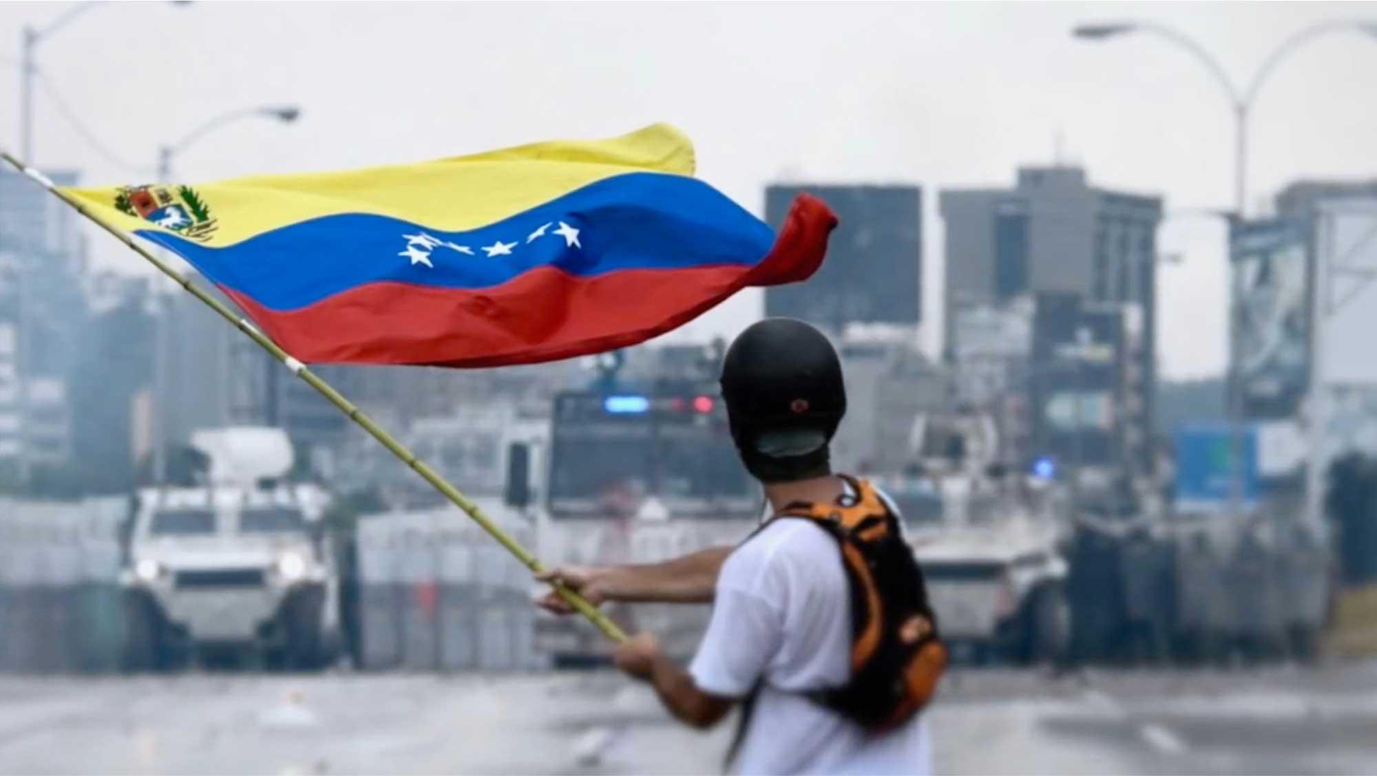 garçon avec un drapeau du Venezuela