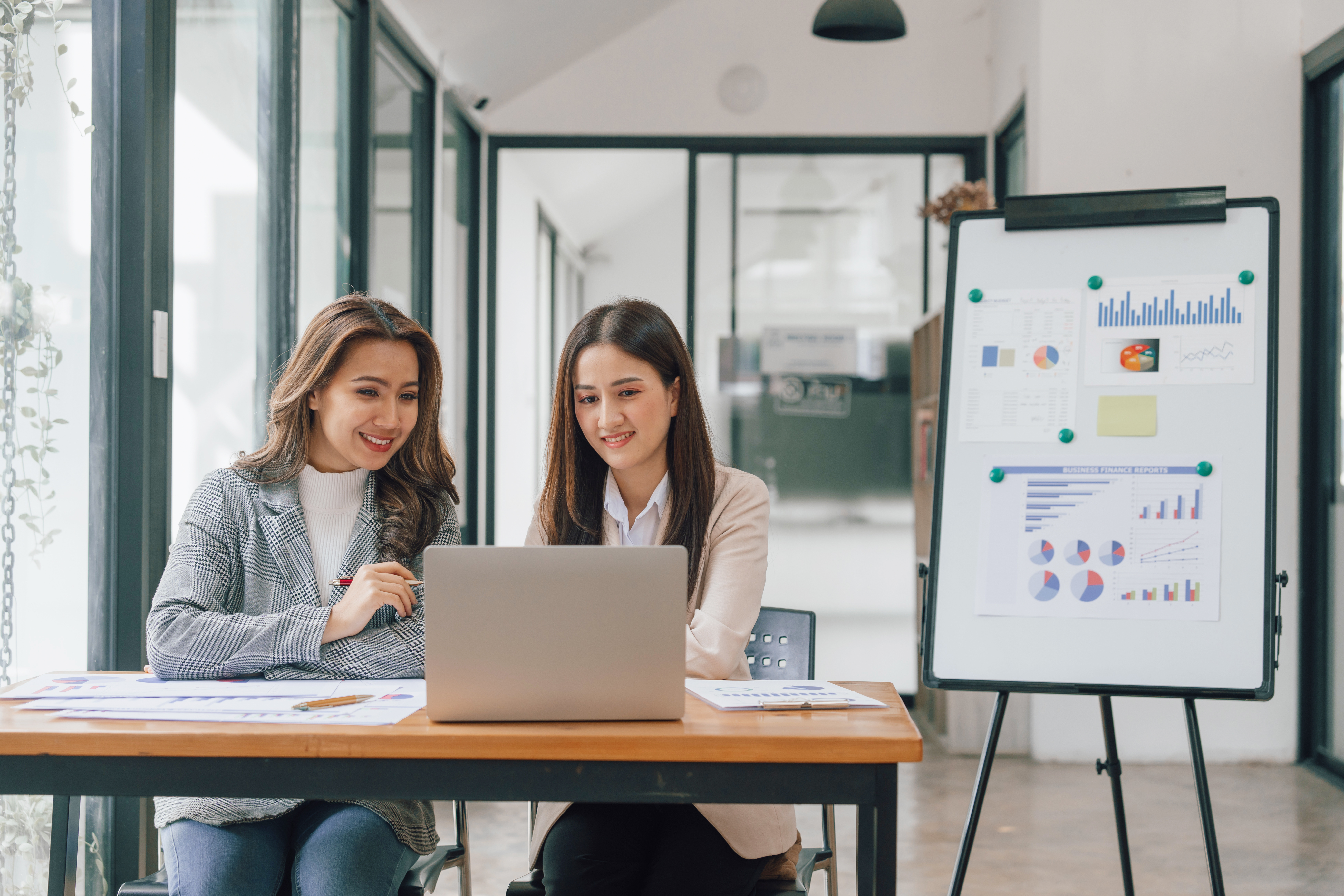 Women setting up futures CFD trading account with IG Singapore