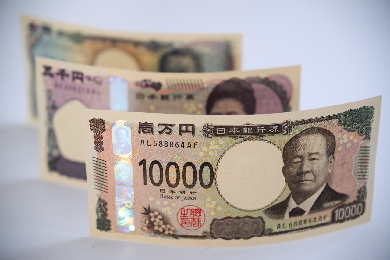 Sell USD/JPY: Yen strengthens amidst potential intervention