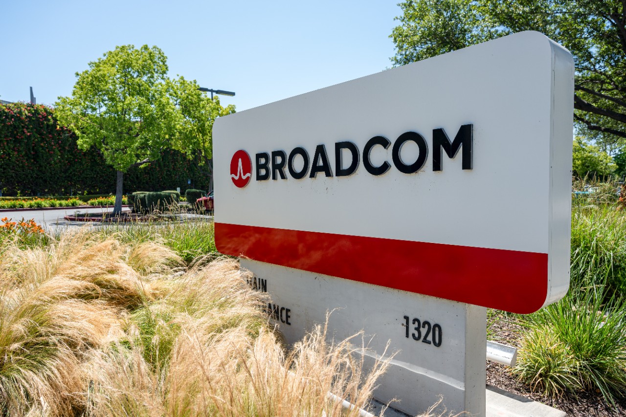 🌍STOCK REPORT:  **"Broadcom: Attesa per i Risultati del Terzo Trimestre Fiscale 2025 e Previsioni Ottimistiche sulla Crescita"**