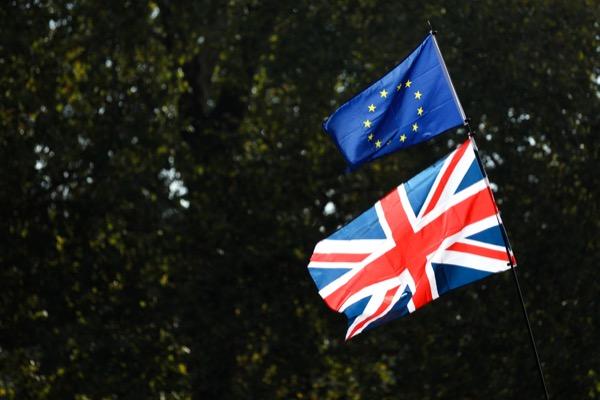 Bandiere UE e UK