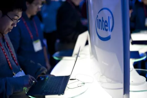 Intel logo before Intel Q1 earnings