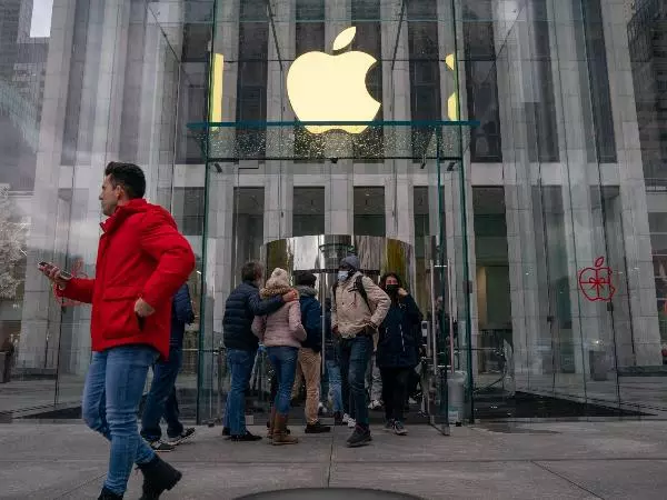アップル、iPhone販売に不安　株価4％超安　決算は予想上回る