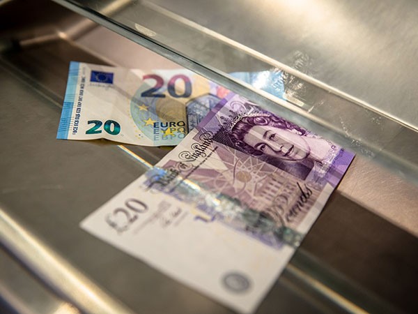 S&P 500, EUR/GBP and silver price rise at start of week