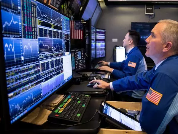 Traders and charts