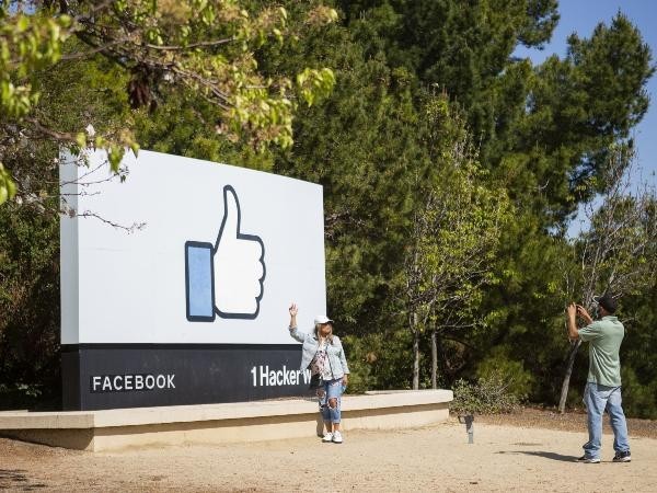 Facebook Aktie Aktuell Nach Service Ausfall Unter Beschuss Ig De