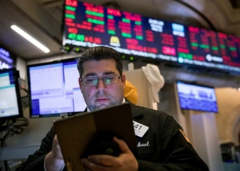 Wall St in instability as traders consider Fed minutes