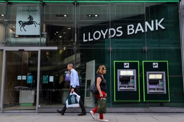 Lloyds stock share price target analysis analyst ratings deutsche barclays buy sell short trade long platforms cfds spread betting