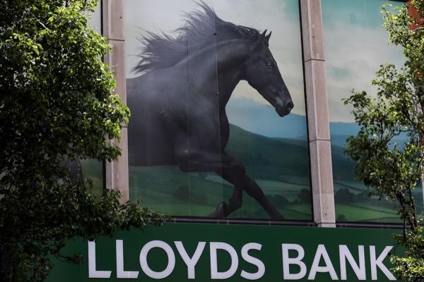 Lloyds banking share price stock analyst target rating