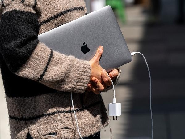 Apple share price down despite reporting beats across the board